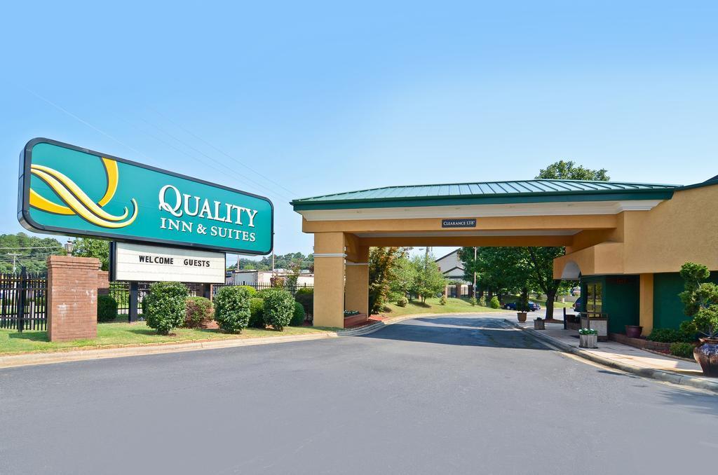 Quality Inn & Suites Coliseum Greensboro Exterior photo